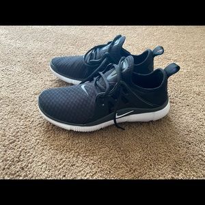 nike acalme tennis shoes